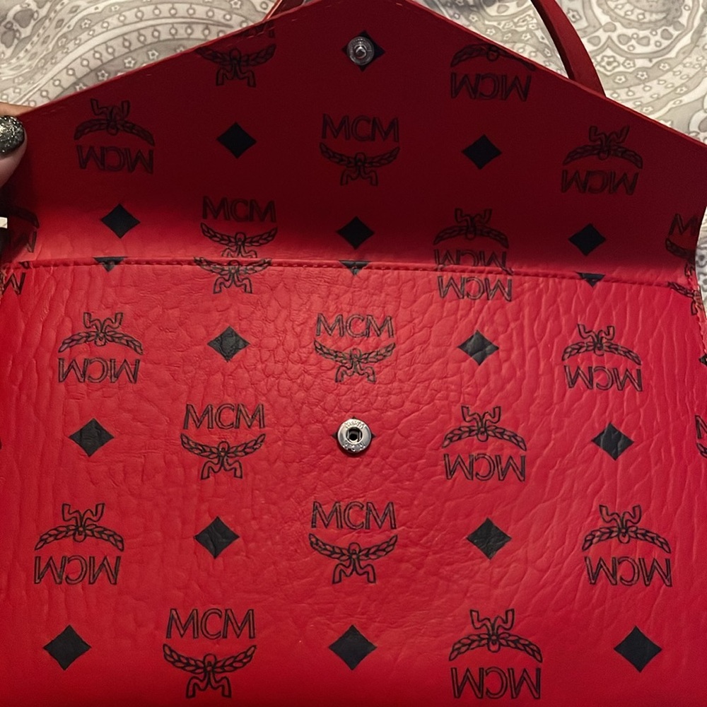 Crossbody new authentic - Picture 2 of 4